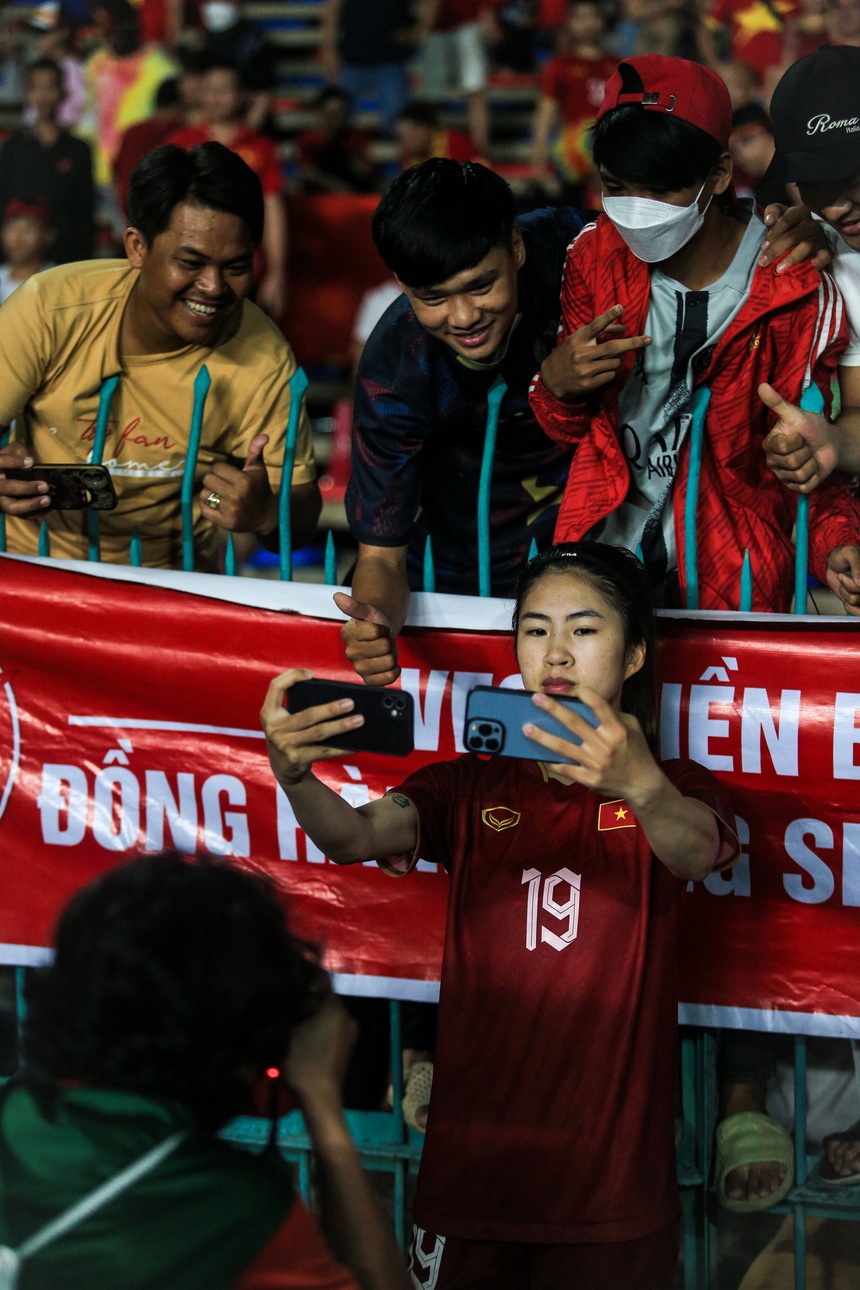 Thanh Nhã ngã nháo nhào sau pha va chạm, cầu thủ Campuchia lập tức chạy đến chắp tay xin lỗi - Ảnh 6.