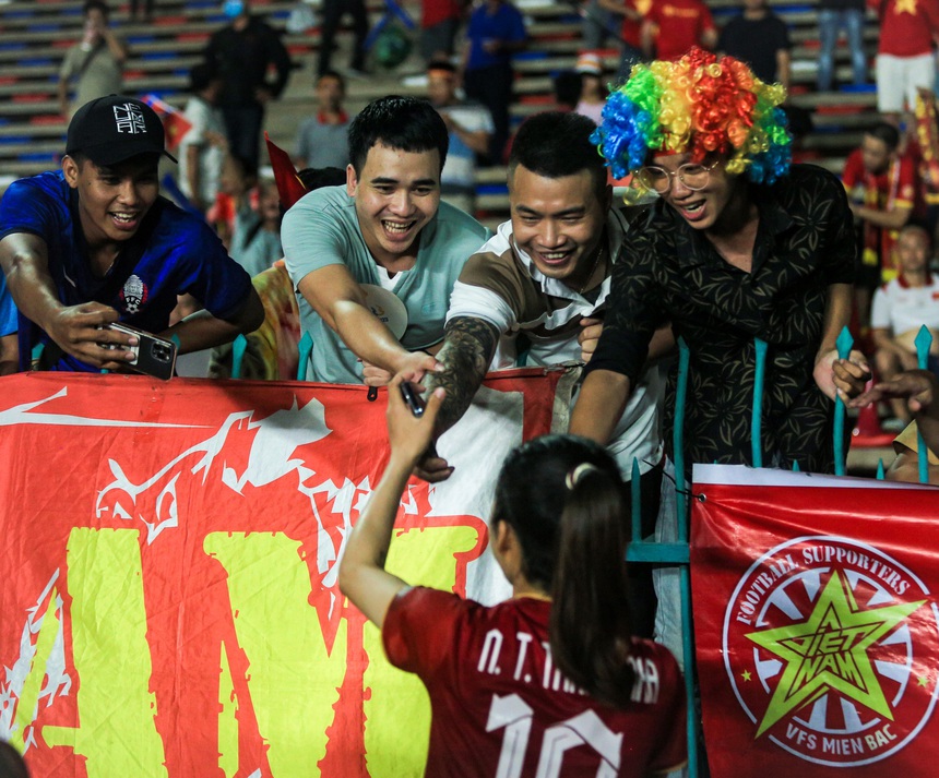 Thanh Nhã ngã nháo nhào sau pha va chạm, cầu thủ Campuchia lập tức chạy đến chắp tay xin lỗi - Ảnh 8.