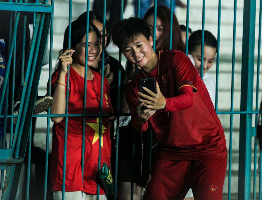 Thanh Nhã ngã nháo nhào sau pha va chạm, cầu thủ Campuchia lập tức chạy đến chắp tay xin lỗi - Ảnh 9.