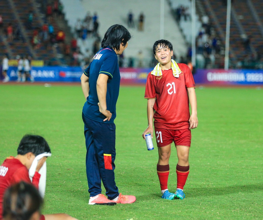 Thanh Nhã ngã nháo nhào sau pha va chạm, cầu thủ Campuchia lập tức chạy đến chắp tay xin lỗi - Ảnh 11.
