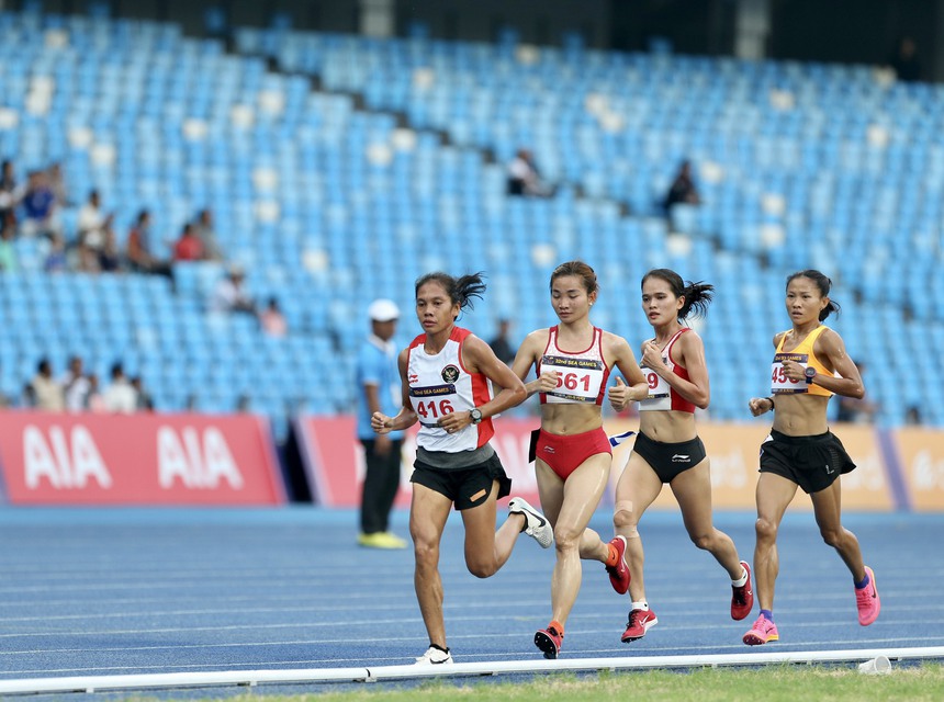 'Siêu nhân' Nguyễn Thị Oanh từ chối khi VĐV Indonesia tiếp nước nhưng có hành động đáp lễ chứng minh tinh thần fair-play - Ảnh 4.