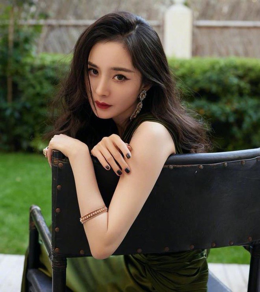 Địch Lệ Nhiệt Ba gánh khoản nợ 100 triệu NDT sau khi Dương Mịch rời đi? - Ảnh 1. Địch Lệ Nhiệt Ba gánh khoản nợ 100 triệu NDT sau khi Dương Mịch rời đi? - Ảnh 1.