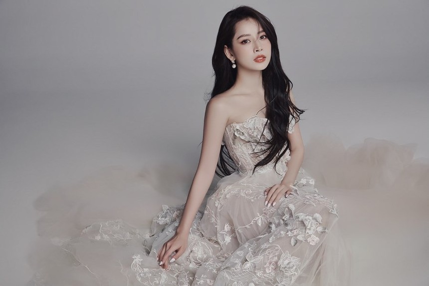 Chi Pu quảng bá văn hoá Việt Nam tại ‘Đạp gió 2023’: Mang bánh cốm làm quà, tặng áo dài cho Amber - Ảnh 1.