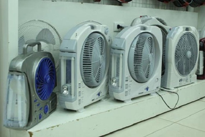 Chấp hết trời nóng lẫn mất điện với 3 món tích điện nhà nào cũng cần, giá từ 290.000đ - Ảnh 1.