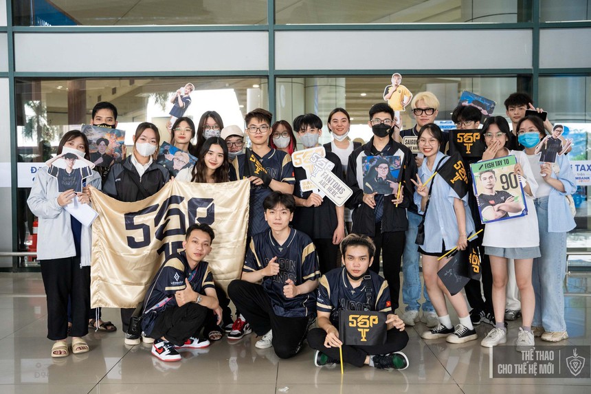 Tuyển thủ Liên Quân Mobile được xin chữ ký và săn đón như siêu sao quốc tế khi hạ cánh tại Hà Nội chuẩn bị cho trận chung kết quốc gia ngày 14/5 - Ảnh 3.