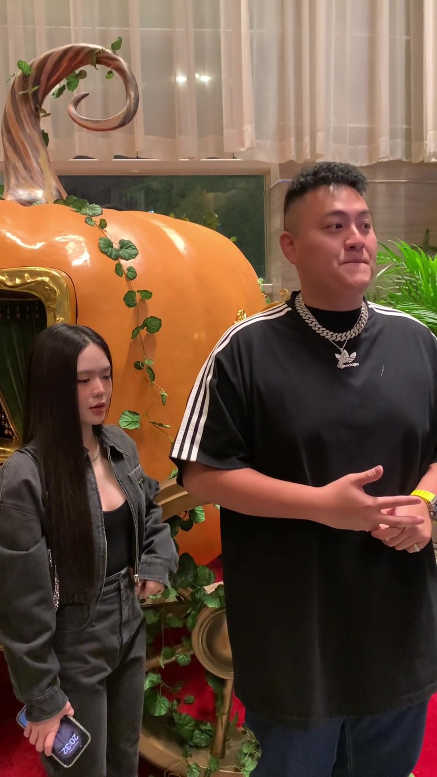 Con dâu “ông trùm” điện tử lọt vào camera thường: Xinh như ảnh mạng nhưng biểu cảm trái ngược - Ảnh 5.