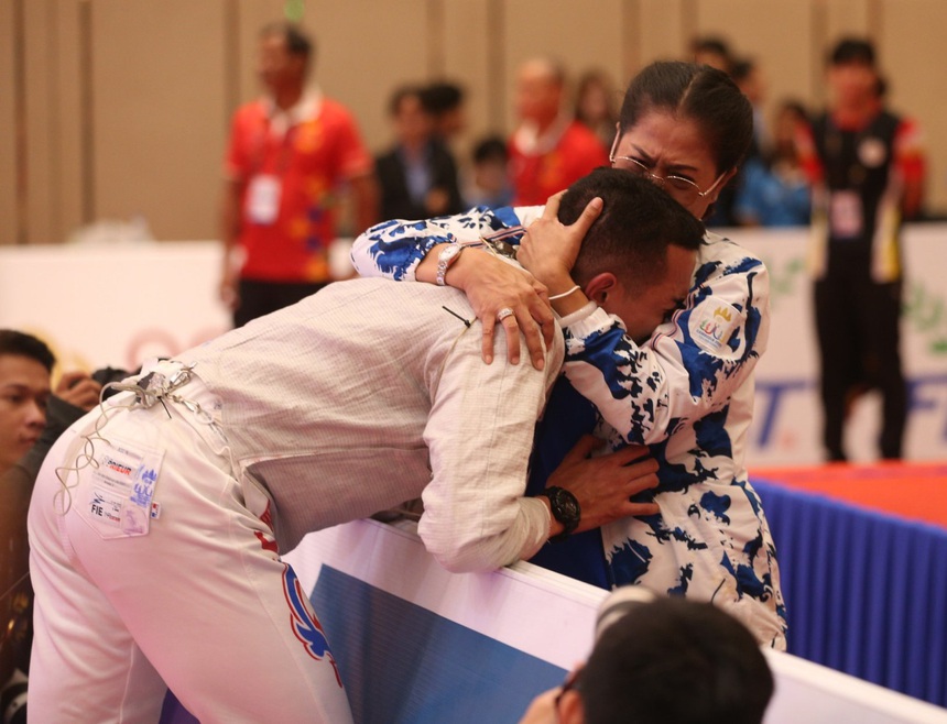 'Hotboy' đấu kiếm Vũ Thành An thất vọng tuột HCV, kiếm thủ Thái Lan oà khóc vì thắng Việt Nam - Ảnh 3.