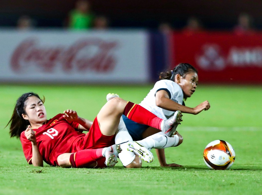 Thanh Nhã ngã nháo nhào sau pha va chạm, cầu thủ Campuchia lập tức chạy đến chắp tay xin lỗi - Ảnh 5.