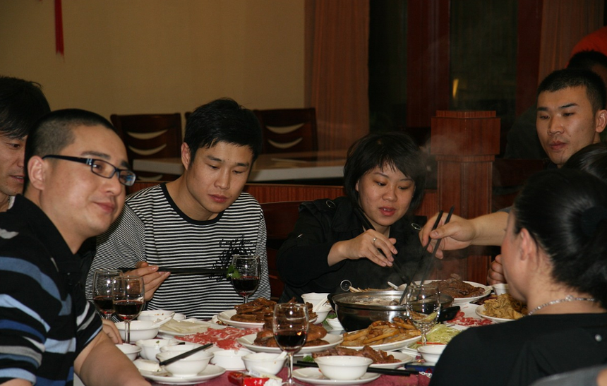 Họp lớp sau nhiều năm: 3 học sinh kém kiếm hơn chục tỷ đồng/năm, 2 học sinh giỏi ngồi im ngượng ngùng: Bí quyết thành công là gì? - Ảnh 2. Họp lớp sau nhiều năm: 3 học sinh kém kiếm hơn chục tỷ đồng/năm, 2 học sinh giỏi ngồi im ngượng ngùng: Bí quyết thành công là gì? - Ảnh 2.