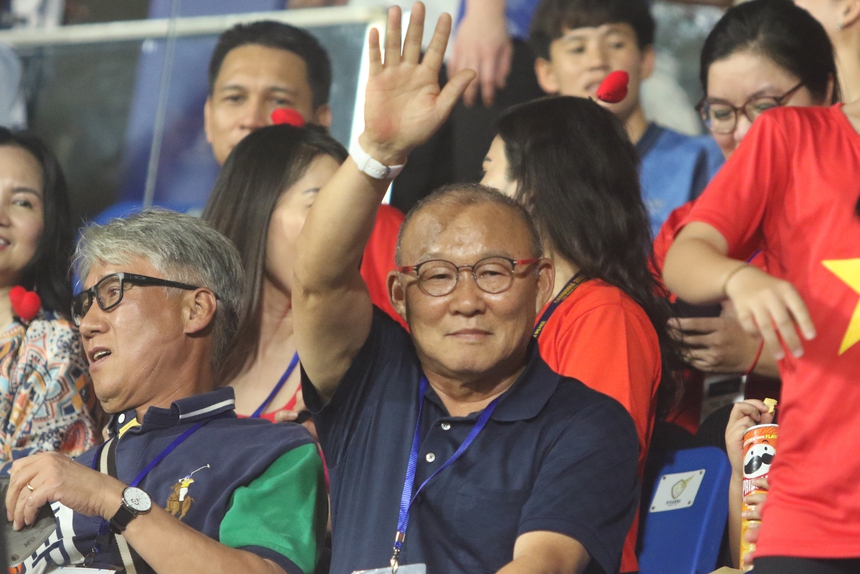 'Chạm mặt' HLV Troussier, thầy Park phản ứng ra sao khi U22 Việt Nam ghi bàn? - Ảnh 3.