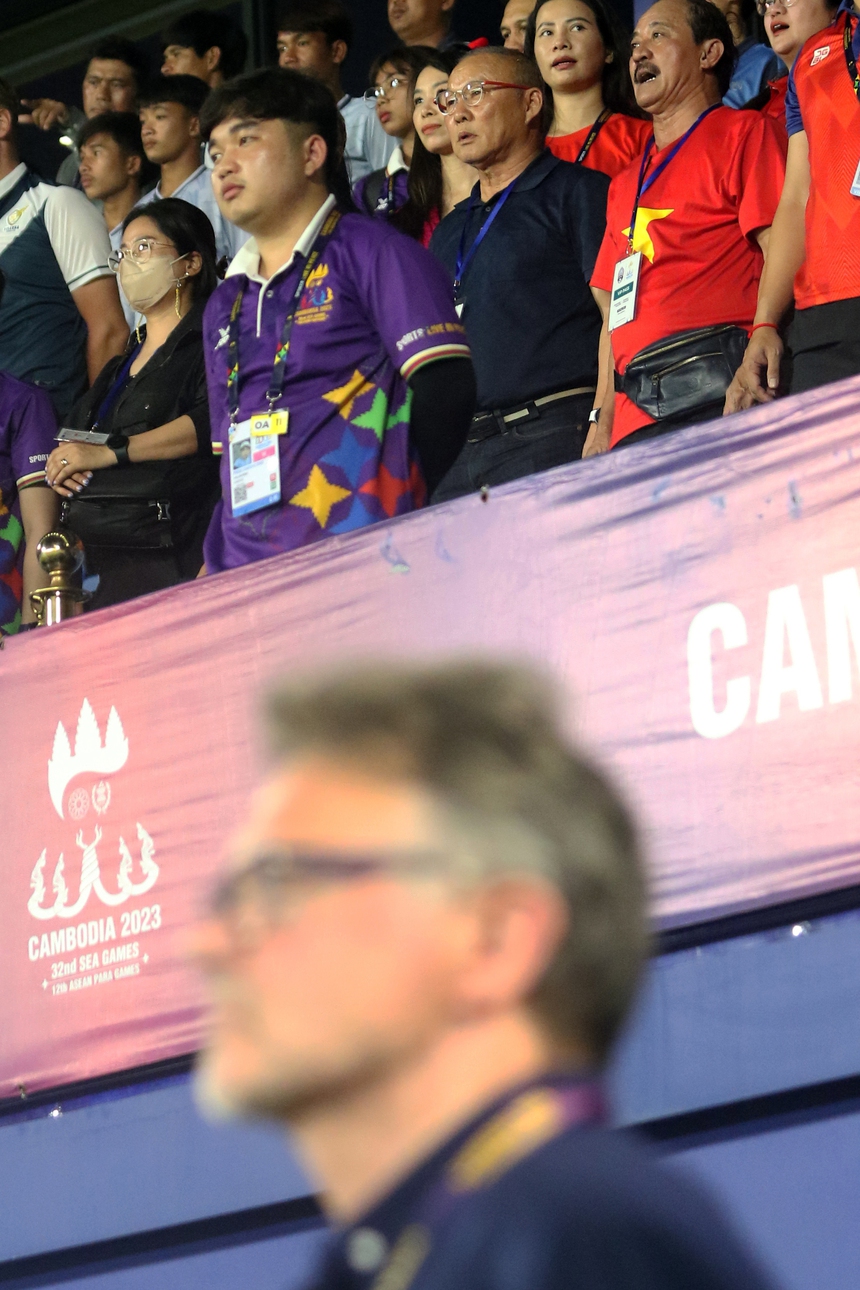 'Chạm mặt' HLV Troussier, thầy Park phản ứng ra sao khi U22 Việt Nam ghi bàn? - Ảnh 4.