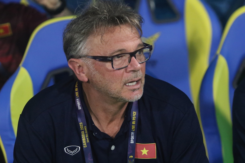 HLV Troussier: Bóng đá Việt Nam đấu Indonesia căng thẳng như tuyển Nhật Bản đọ sức với Hàn Quốc - Ảnh 1.