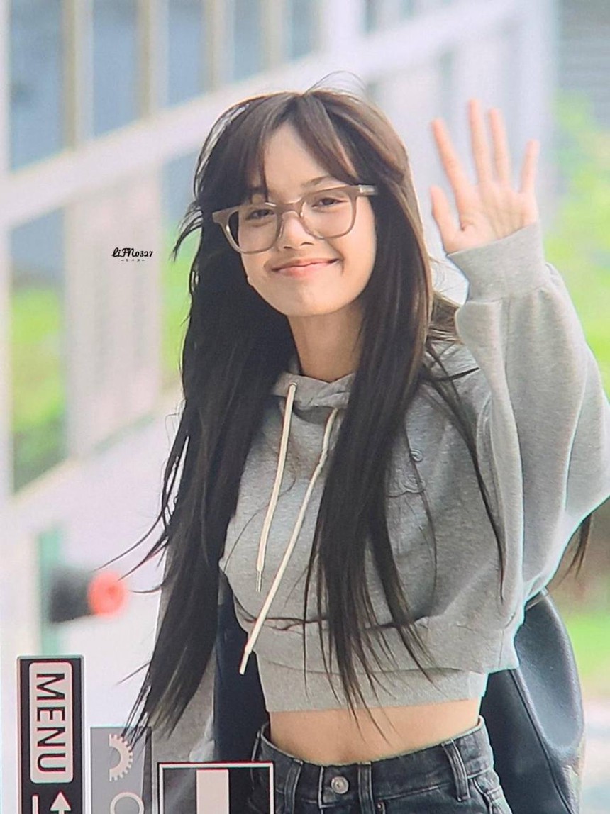 Lisa tại sân bay: Nhiều lần tóc rối tung vẫn 'cưng muốn xỉu', đẳng cấp nhan sắc YG thật không phải dạng vừa - Ảnh 6. Lisa tại sân bay: Nhiều lần tóc rối tung vẫn 'cưng muốn xỉu', đẳng cấp nhan sắc YG thật không phải dạng vừa - Ảnh 6.