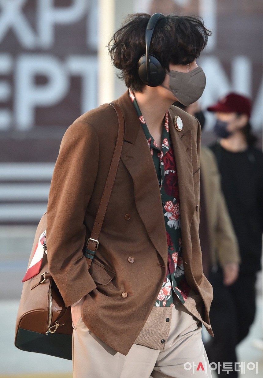 Tạp chí thời trang Nhật Bản '25ans' chọn V BTS là Biểu tượng thời trang sân bay hàng đầu trong số celeb Hàn Quốc - Ảnh 6.