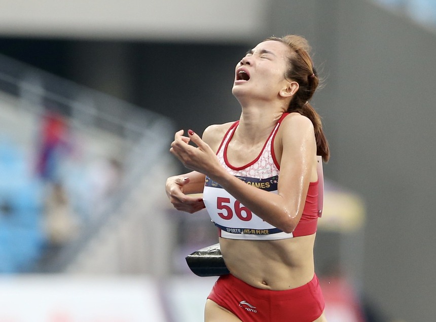 Nguyễn Thị Oanh mệt mỏi gục đầu sau khi thiết lập kỉ lục vô tiền khoáng hậu ở SEA Games 32, tiết lộ lý do từ chối khi được VĐV Indonesia tiếp nước - Ảnh 3.