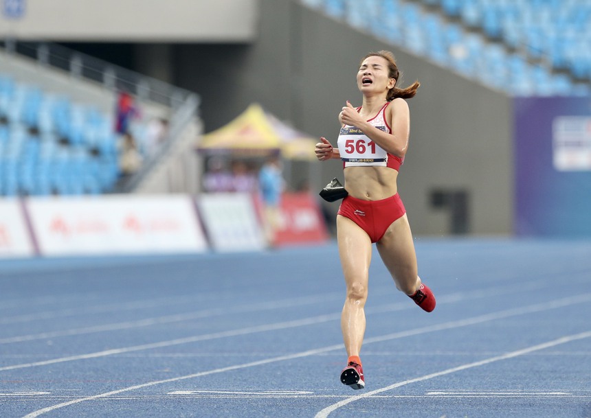 Nguyễn Thị Oanh mệt mỏi gục đầu sau khi thiết lập kỉ lục vô tiền khoáng hậu ở SEA Games 32, tiết lộ lý do từ chối khi được VĐV Indonesia tiếp nước - Ảnh 1.