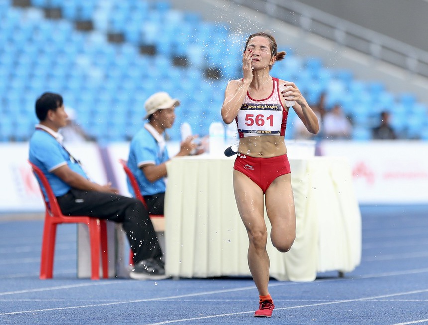 Nguyễn Thị Oanh mệt mỏi gục đầu sau khi thiết lập kỉ lục vô tiền khoáng hậu ở SEA Games 32, tiết lộ lý do từ chối khi được VĐV Indonesia tiếp nước - Ảnh 5.