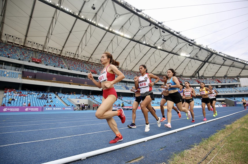 Nguyễn Thị Oanh mệt mỏi gục đầu sau khi thiết lập kỉ lục vô tiền khoáng hậu ở SEA Games 32, tiết lộ lý do từ chối khi được VĐV Indonesia tiếp nước - Ảnh 7.