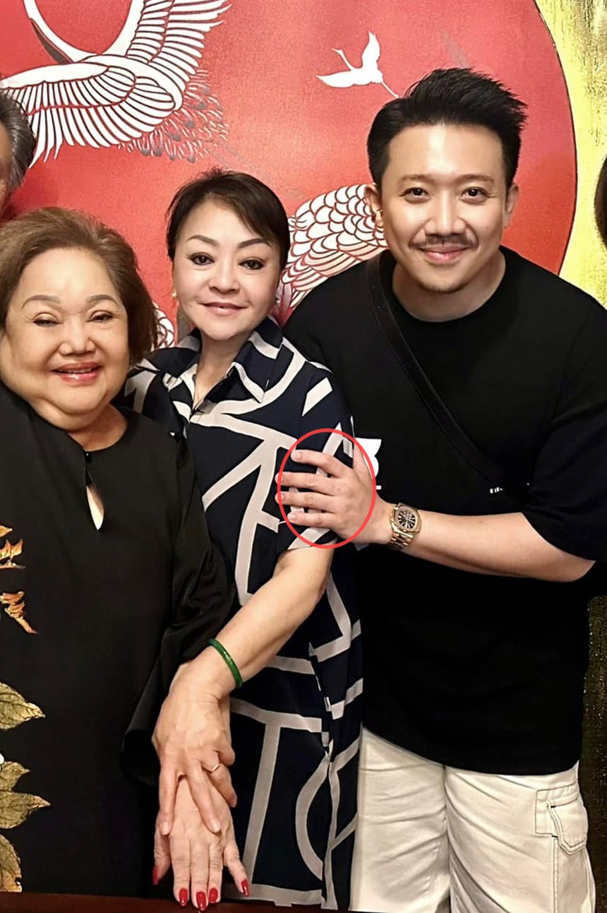 Trấn Thành xuất hiện với vẻ ngoài khác lạ, để lộ 1 chi tiết liên quan đến hôn nhân với Hari Won  - Ảnh 2.