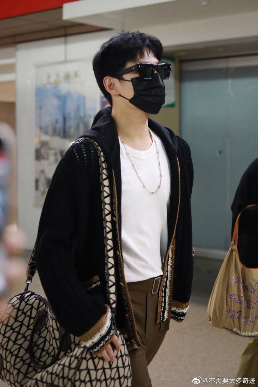 Dương Dương lộ diện sau ồn ào vào khách sạn với "tiểu Lưu Diệc Phi", biểu cảm gây chú ý - Ảnh 2.