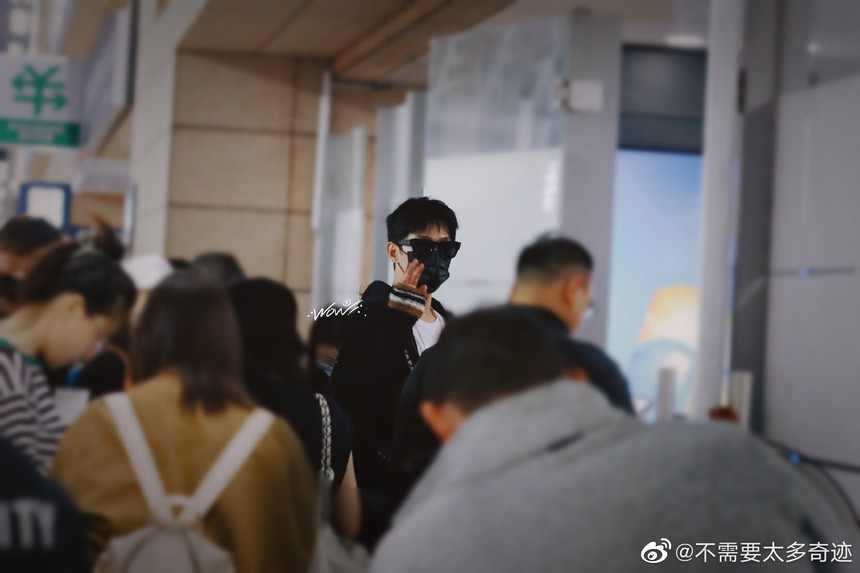 Dương Dương lộ diện sau ồn ào vào khách sạn với "tiểu Lưu Diệc Phi", biểu cảm gây chú ý - Ảnh 4.