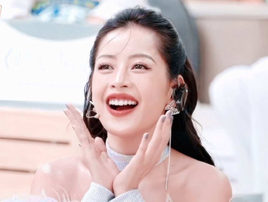 'Đạp gió 2023' bị nghi 'đẩy thuyền' Chi Pu - Amber vì chi tiết này - Ảnh 4.