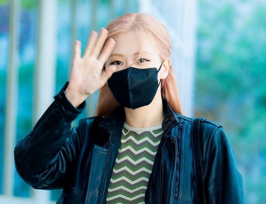 BLACKPINK tại sân bay : Jennie có thái độ đáng chú ý sau ồn ào không đáng có, nhưng mọi sự chú ý đổ dồn vào vòng 2 của Rosé - Ảnh 7. BLACKPINK tại sân bay : Jennie có thái độ đáng chú ý sau ồn ào không đáng có, nhưng mọi sự chú ý đổ dồn vào vòng 2 của Rosé - Ảnh 7.