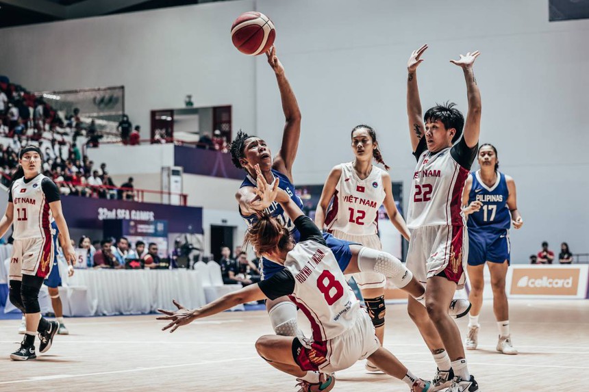 Cặp song sinh Việt kiều thi đấu đầy cố gắng, bóng rổ Việt Nam vẫn nhận thất bại đậm trước nhà vô địch khu vực - Ảnh 3. Cặp song sinh Việt kiều thi đấu đầy cố gắng, bóng rổ Việt Nam vẫn nhận thất bại đậm trước nhà vô địch khu vực - Ảnh 3.