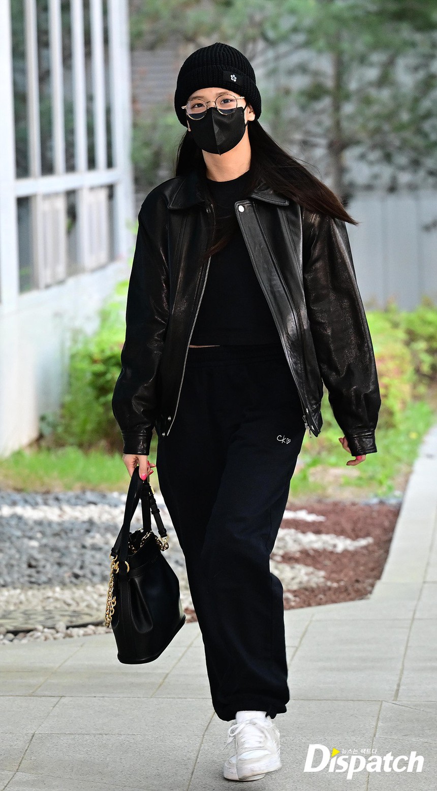 BLACKPINK tại sân bay : Jennie có thái độ đáng chú ý sau ồn ào không đáng có, nhưng mọi sự chú ý đổ dồn vào vòng 2 của Rosé - Ảnh 10. BLACKPINK tại sân bay : Jennie có thái độ đáng chú ý sau ồn ào không đáng có, nhưng mọi sự chú ý đổ dồn vào vòng 2 của Rosé - Ảnh 10.