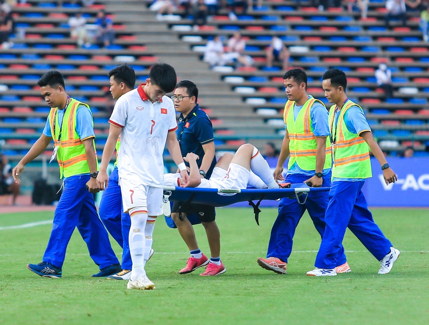 Buồn của Thanh Nhàn, bất lực nhìn đồng đội gục ngã, Lương Duy Cương phải cõng về vì chấn thương - Ảnh 5. Buồn của Thanh Nhàn, bất lực nhìn đồng đội gục ngã, Lương Duy Cương phải cõng về vì chấn thương - Ảnh 5.