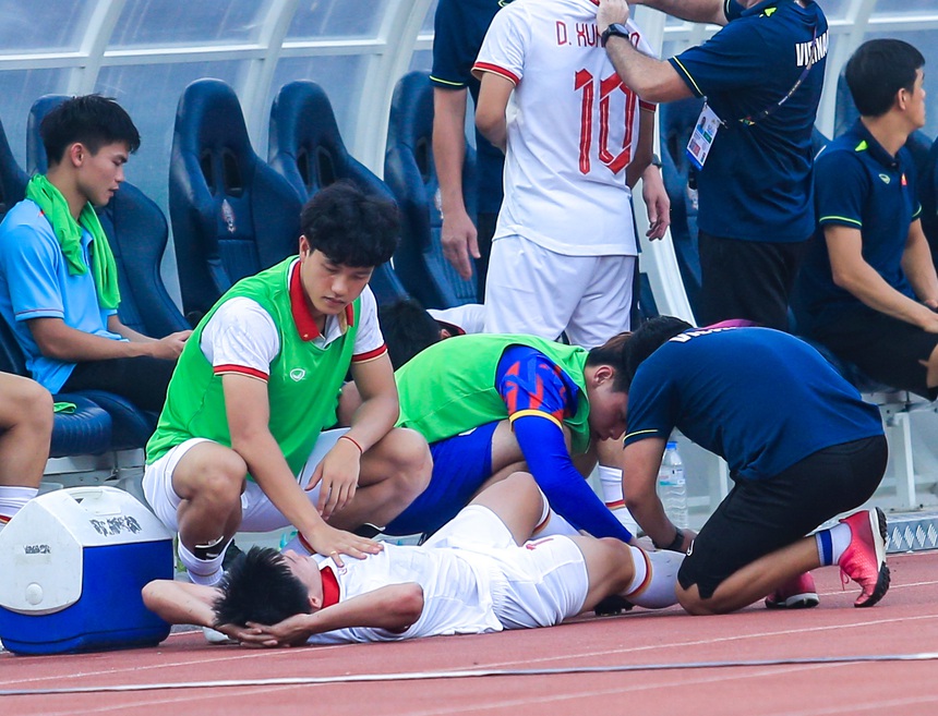 Buồn của Thanh Nhàn, bất lực nhìn đồng đội gục ngã, Lương Duy Cương phải cõng về vì chấn thương - Ảnh 7. Buồn của Thanh Nhàn, bất lực nhìn đồng đội gục ngã, Lương Duy Cương phải cõng về vì chấn thương - Ảnh 7.