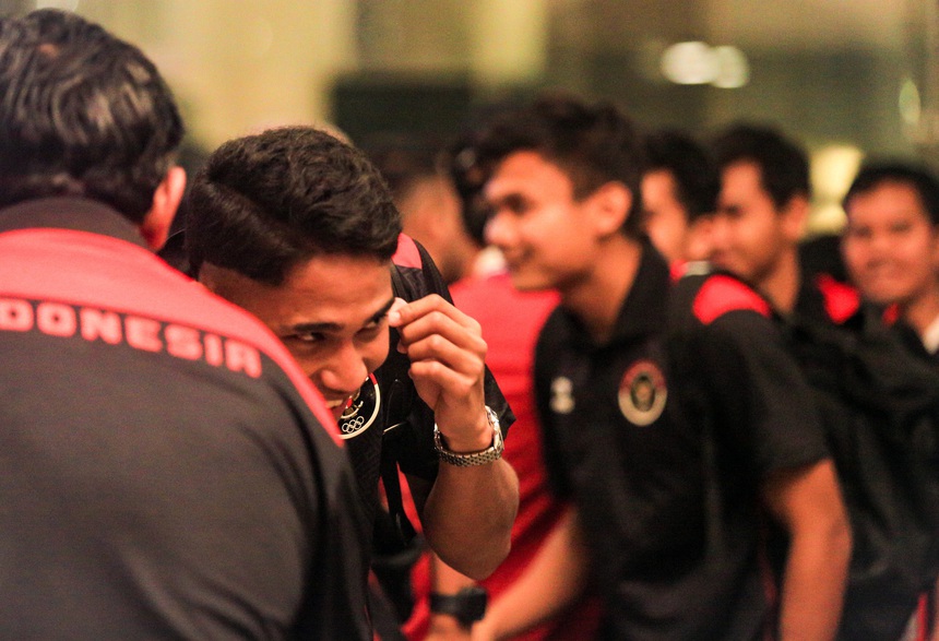 HLV Shin Tae-yong bất ngờ xuất hiện chúc mừng U22 Indonesia, động viên 'thánh ném biên' nhận thẻ đỏ - Ảnh 8.