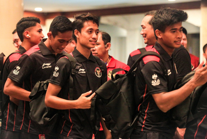 HLV Shin Tae-yong bất ngờ xuất hiện chúc mừng U22 Indonesia, động viên 'thánh ném biên' nhận thẻ đỏ - Ảnh 7.