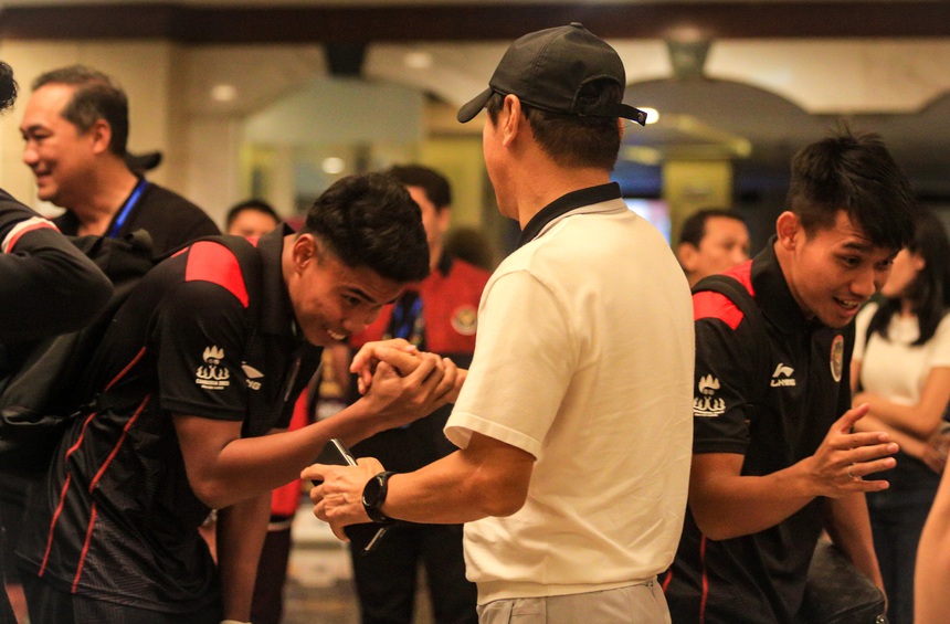 HLV Shin Tae-yong bất ngờ xuất hiện chúc mừng U22 Indonesia, động viên 'thánh ném biên' nhận thẻ đỏ - Ảnh 6.