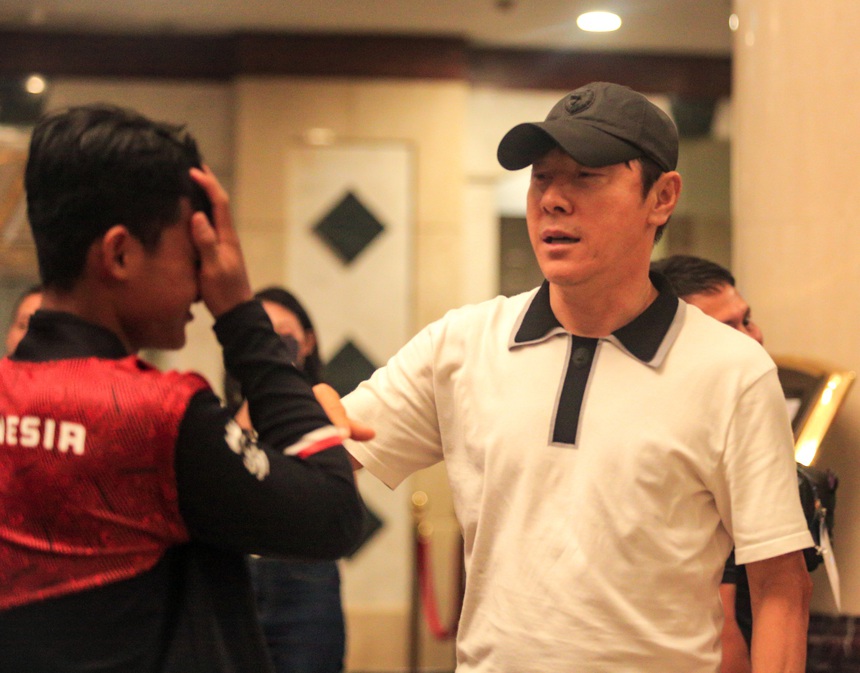 HLV Shin Tae-yong bất ngờ xuất hiện chúc mừng U22 Indonesia, động viên 'thánh ném biên' nhận thẻ đỏ - Ảnh 2.