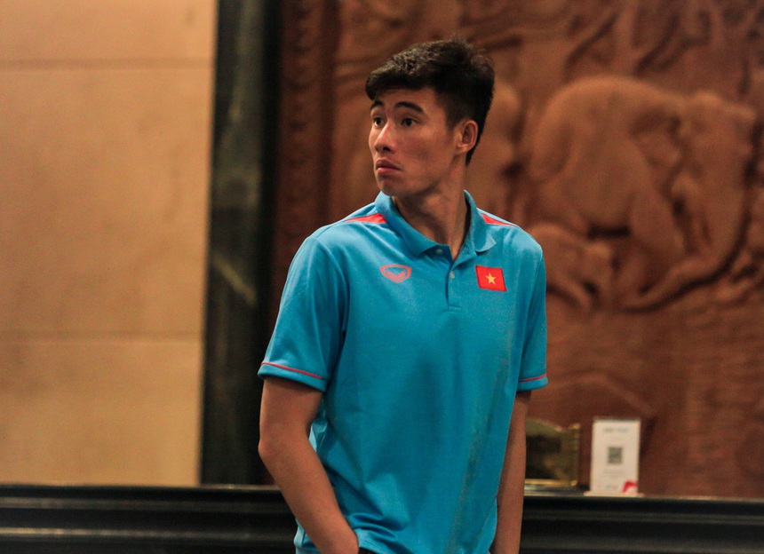 Cầu thủ U22 Việt Nam buồn bã, lặng lẽ đi qua nhóm cầu thủ Indonesia đang ăn mừng ở khách sạn - Ảnh 4.