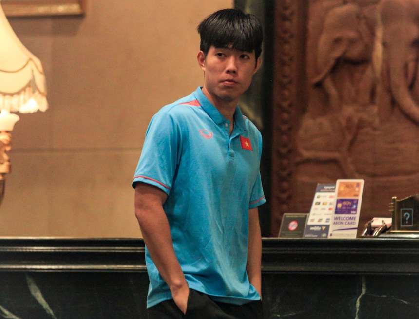 Cầu thủ U22 Việt Nam buồn bã, lặng lẽ đi qua nhóm cầu thủ Indonesia đang ăn mừng ở khách sạn - Ảnh 5.