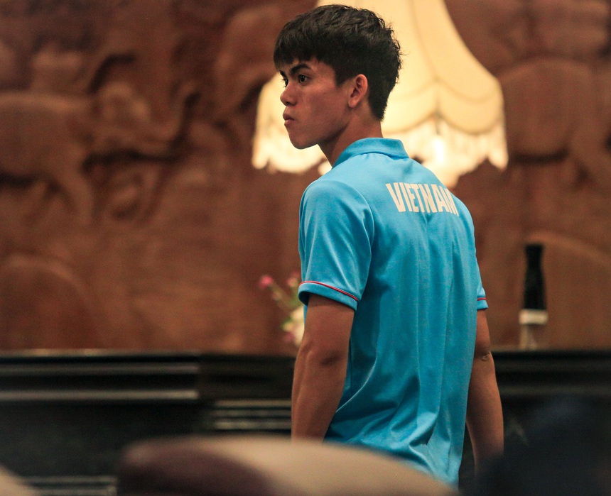 Cầu thủ U22 Việt Nam buồn bã, lặng lẽ đi qua nhóm cầu thủ Indonesia đang ăn mừng ở khách sạn - Ảnh 6.