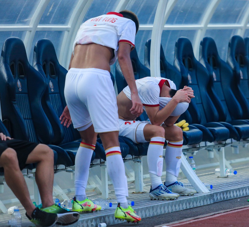 Cầu thủ U22 Việt Nam ôm đầu, bật khóc nức nở sau thất bại tiếc nuối trước U22 Indonesia  - Ảnh 3.