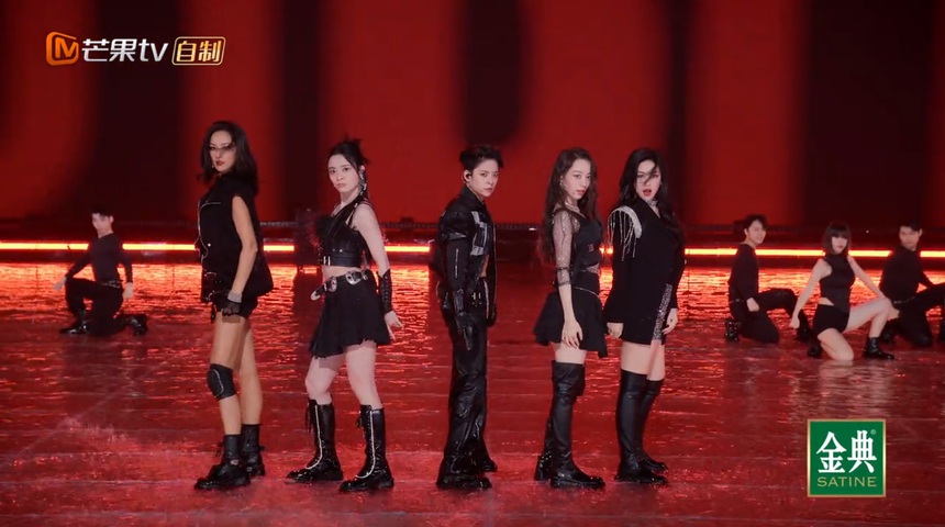 'Đạp gió 2023' bị nghi 'đẩy thuyền' Chi Pu - Amber vì chi tiết này - Ảnh 1.