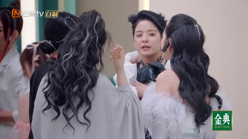 'Đạp gió 2023' bị nghi 'đẩy thuyền' Chi Pu - Amber vì chi tiết này - Ảnh 7.