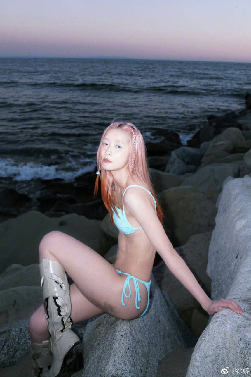 “Con trai màn ảnh” của Châu Tinh Trì gây tranh cãi với loạt ảnh mặc bikini gợi cảm sau 15 năm  - Ảnh 3.