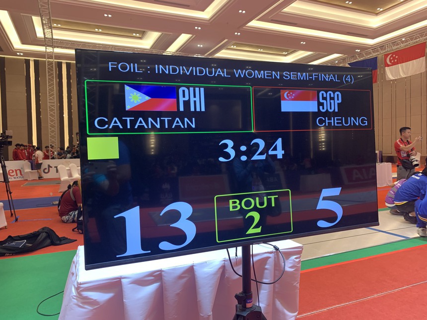 Nhưng Catantan vẫn quyết tâm thi đấu và đánh bại đối thủ ở bán kết môn kiếm liễu nữ
