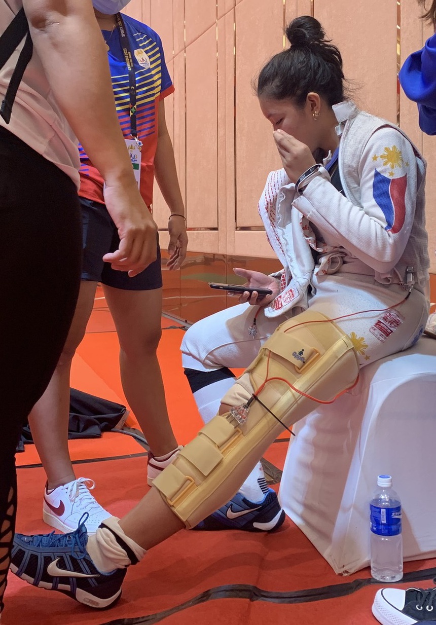 Kiếm thủ Philippines chấn thương nặng, đau đớn đến phát khóc, vẫn gượng dậy đánh bại đối thủ - Ảnh 2.
