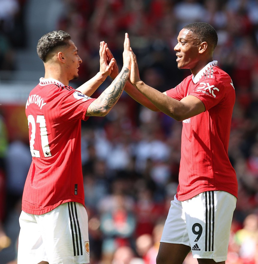 Martial mở tỉ số cho MU với một tình huống đệm lòng đơn giản