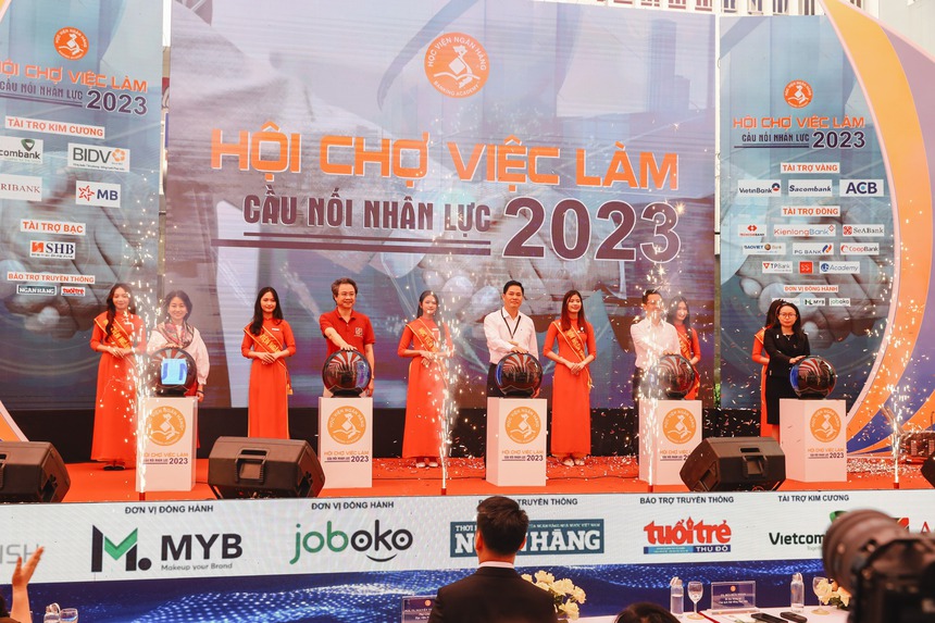 Hội chợ việc làm - Ảnh 3. Hội chợ việc làm - Ảnh 3.