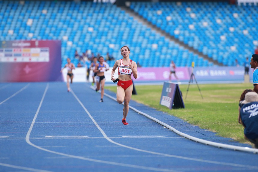 Nguyễn Thị Oanh "vô đối" trên đường chạy 10000m nữ. Ảnh: Hoàng Linh