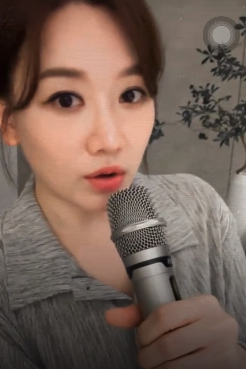 Hari Won livestream giữa nghi vấn rạn nứt với Trấn Thành: Thừa nhận đang mệt mỏi, tiếp tục không đeo nhẫn cưới  - Ảnh 3.