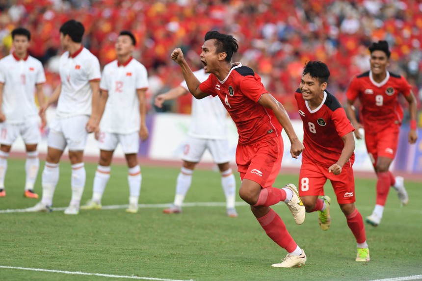 U22 Việt Nam nhận bàn thua choáng váng, U22 Indonesia ném biên như 'hack' - Ảnh 2.