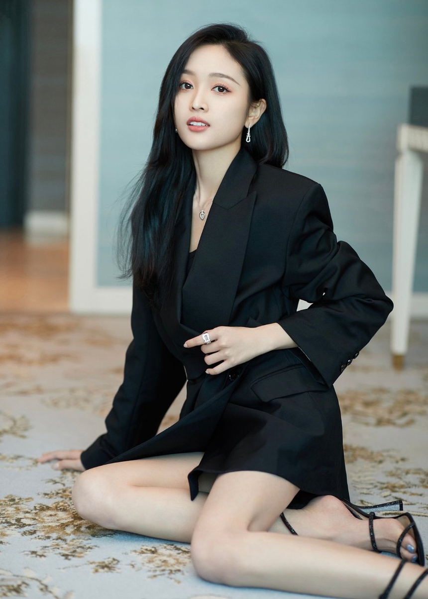 Liệu Lưu Thi Thi có bị dàn nữ phụ làm lu mờ trong dự án mới? - Ảnh 4. Liệu Lưu Thi Thi có bị dàn nữ phụ làm lu mờ trong dự án mới? - Ảnh 4.